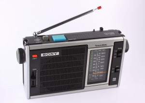 SONY「ICF-5350」は1974年製。これはトビラに使われたのと同じモデルの別カット。これもカッコイイ。「スカイセンサー」シリーズと同時に販売されていたよう。深夜放送向けか、スリープタイマーを装備！