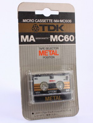 そして、これが噂のマイクロカセットのメタルテープ、TDK「MA」。なんと未開封の貴重な品である
