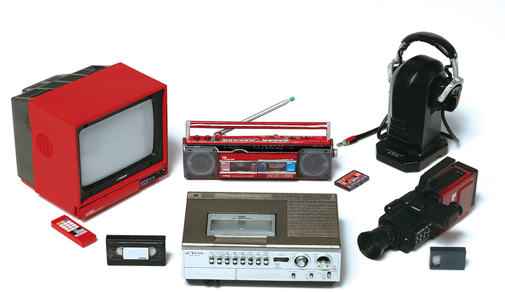 VHSビデオデッキ＆カメラ、Wカセットの赤いラジカセなど、馴染み深い